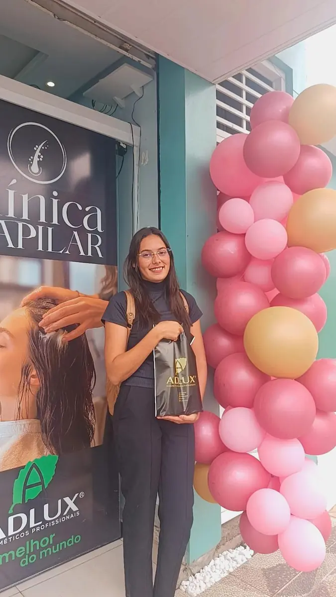 Cliente recebendo kit de manutenção Adlux