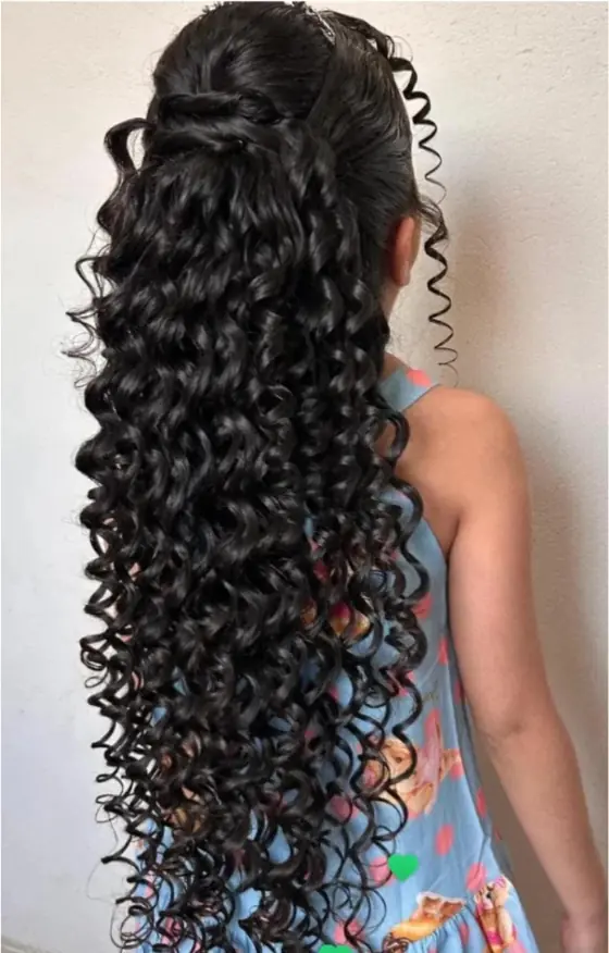 Penteado infantil com cachos definidos