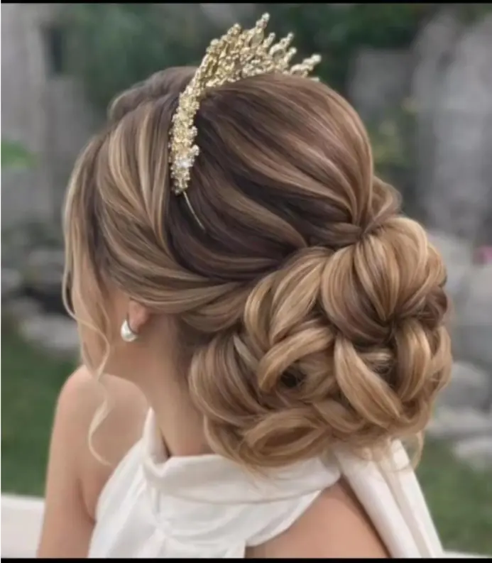 Penteado elegante com coque para ocasião especial