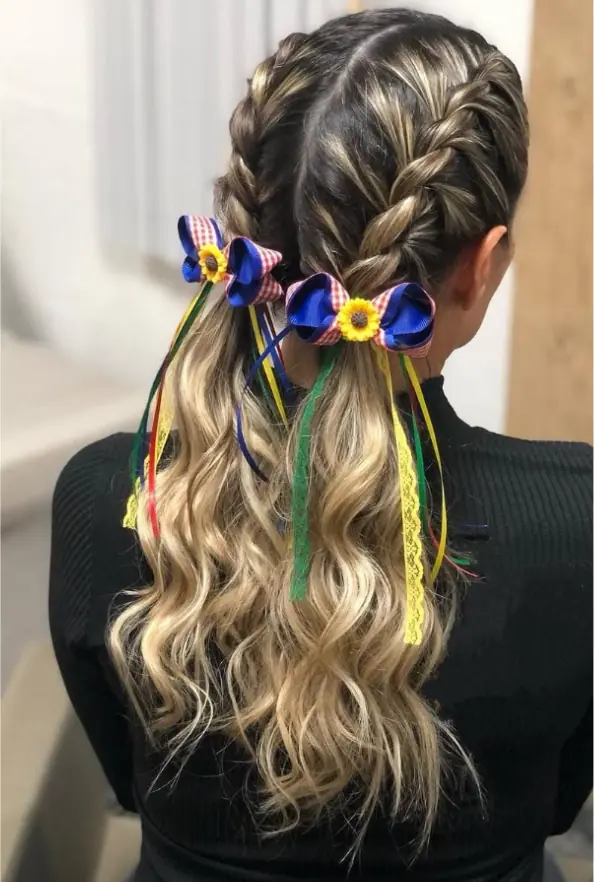 Penteado temático com tranças e laços
